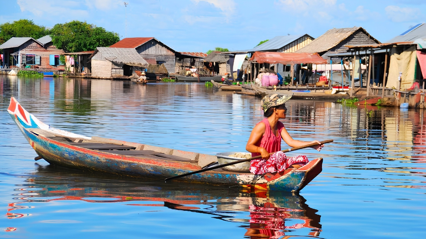 Varen over het Tonlé Sap-meer tijdens het regenseizoen