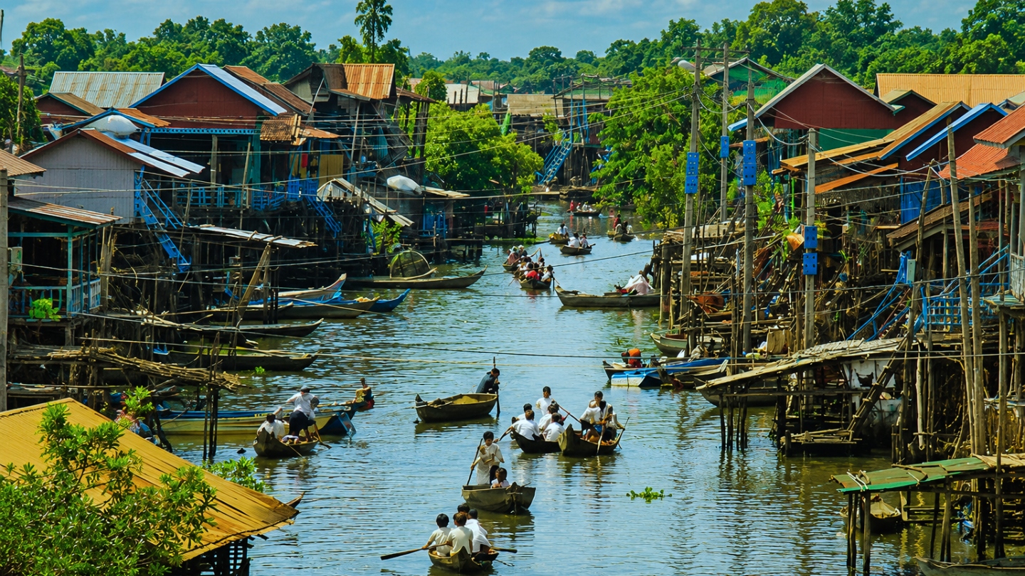De serene waterlandschappen van het Tonlé Sap-meer in juli