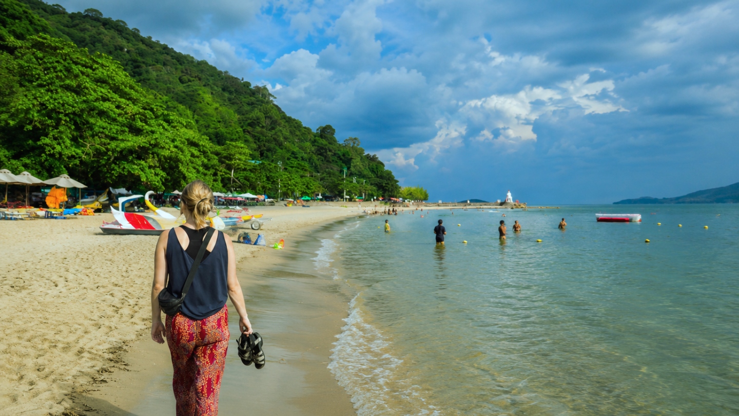 Ontspannen aan de kust van Kep tijdens een vakantie in Cambodja in juli