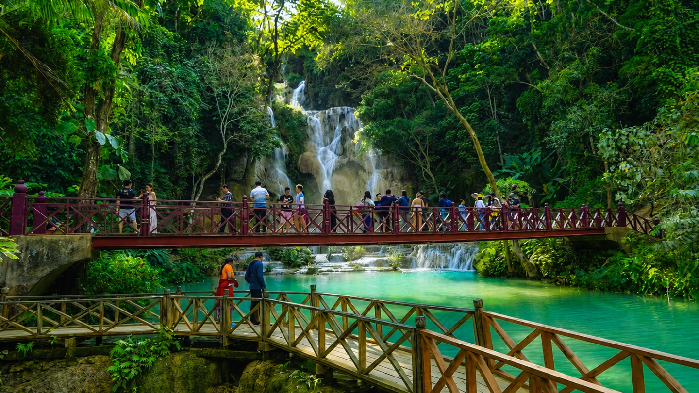 Genieten van de Kuang Si-waterval tijdens een vakantie in Laos in juli