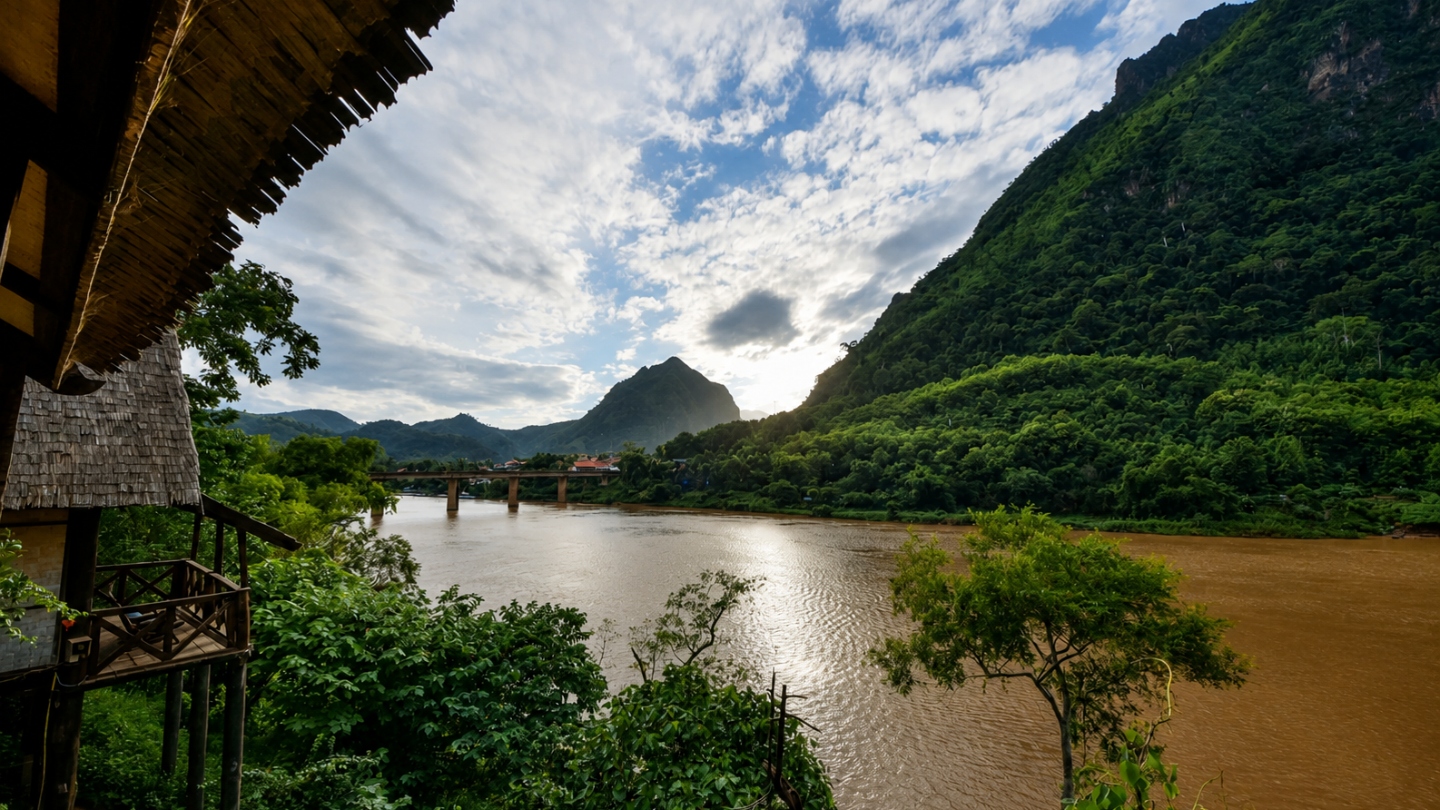 Genieten van het rustige landschap langs de Nam Ou-rivier
