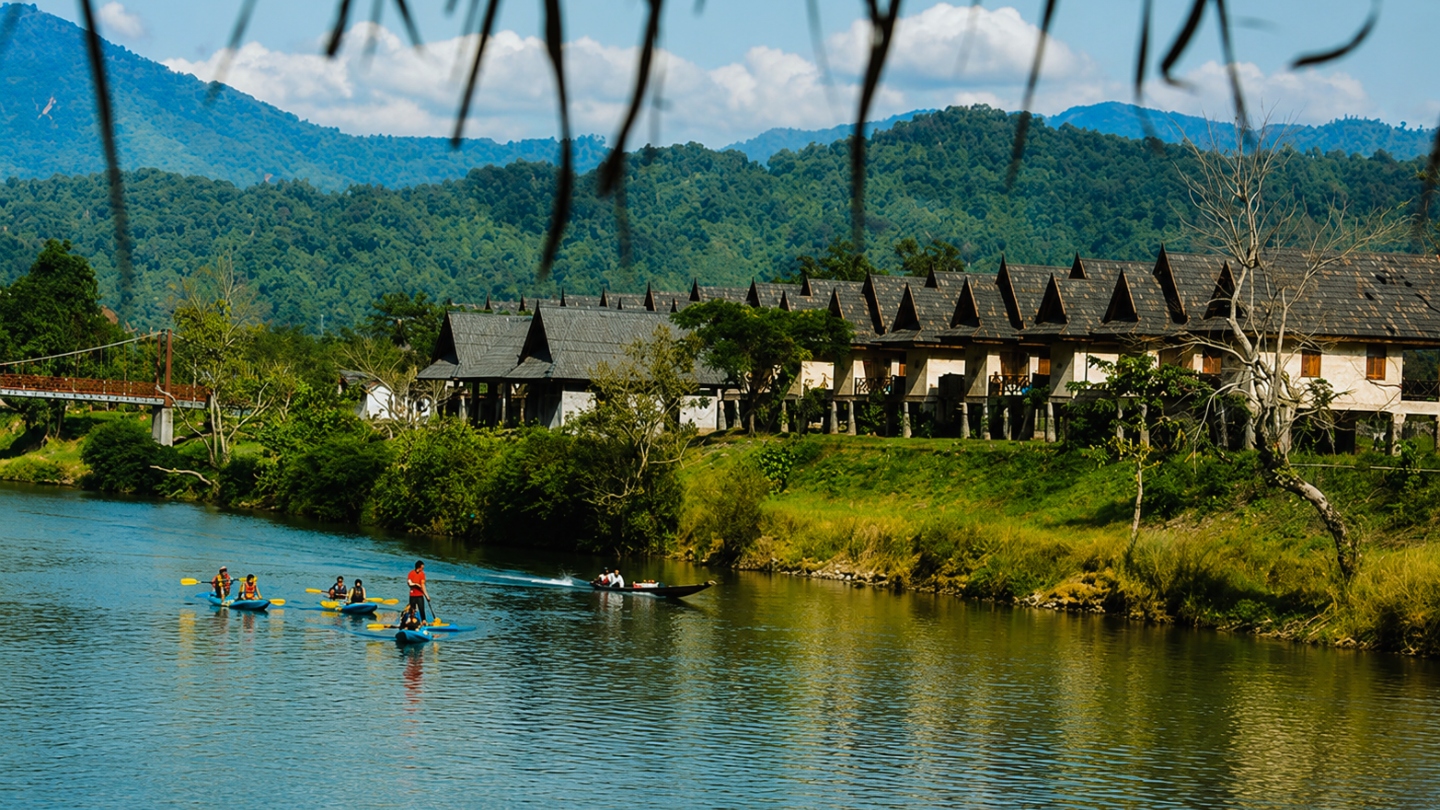 Kajakken door het prachtige landschap van de Nam Song-rivier