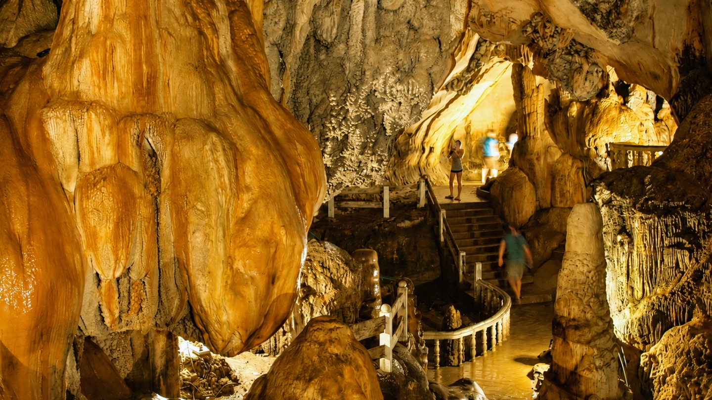 Wat te doen in Laos in juli ? Verken de Tham Chang-grot in Vang Vieng