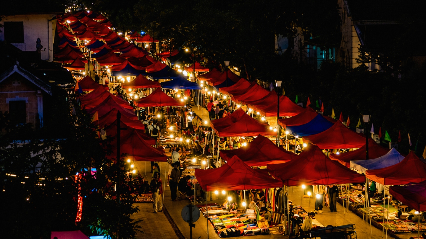 De levendige sfeer van de avondmarkt in Vientiane beleven