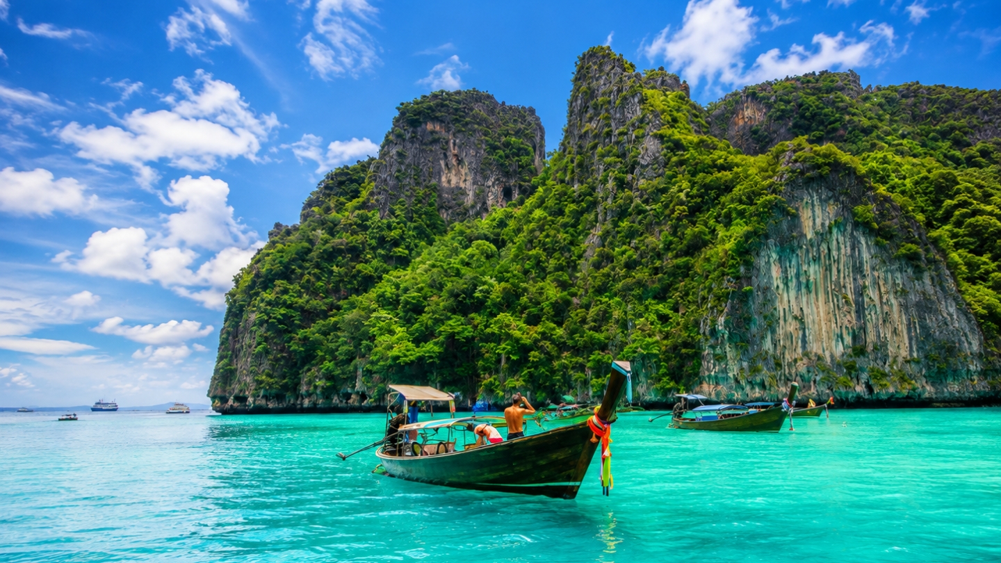 Tropische natuur en kalksteenrotsen in Krabi tijdens Thailand in augustus