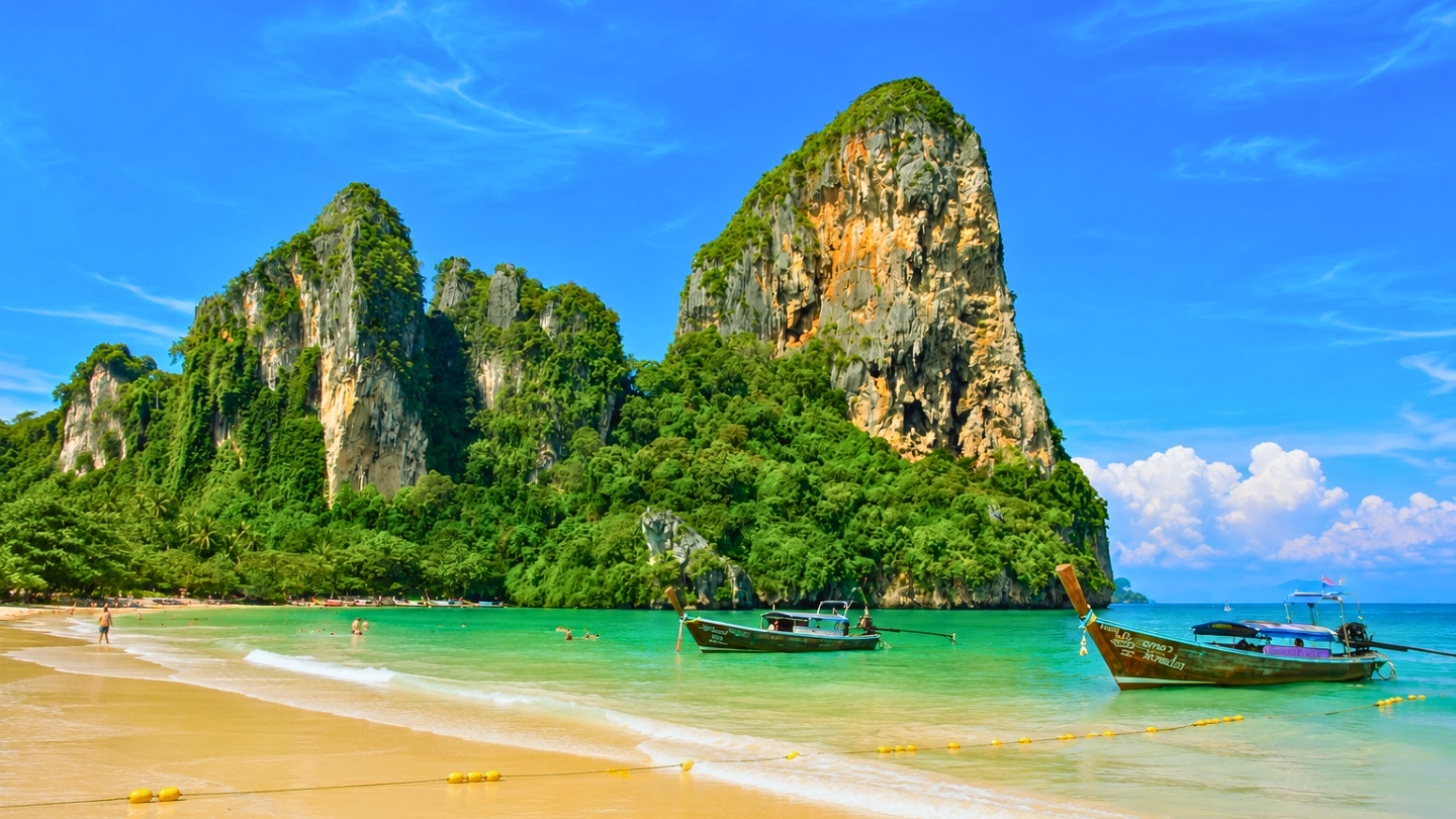 Zwemmen in het turquoise water van Railay-strand in Krabi