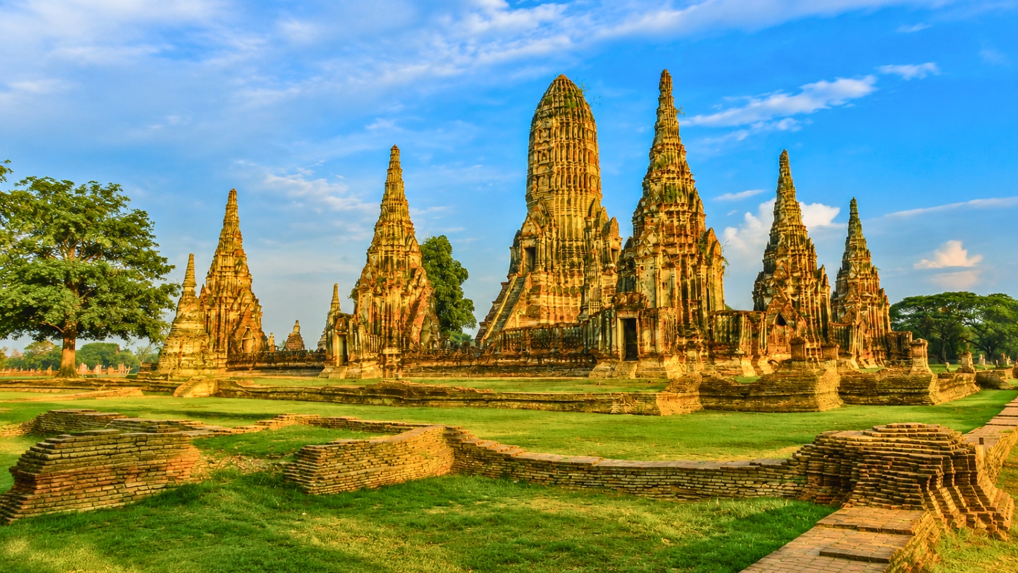 Wat te doen in Thailand in mei ? Ontdek de indrukwekkende architectuur van Wat Chaiwatthanaram
