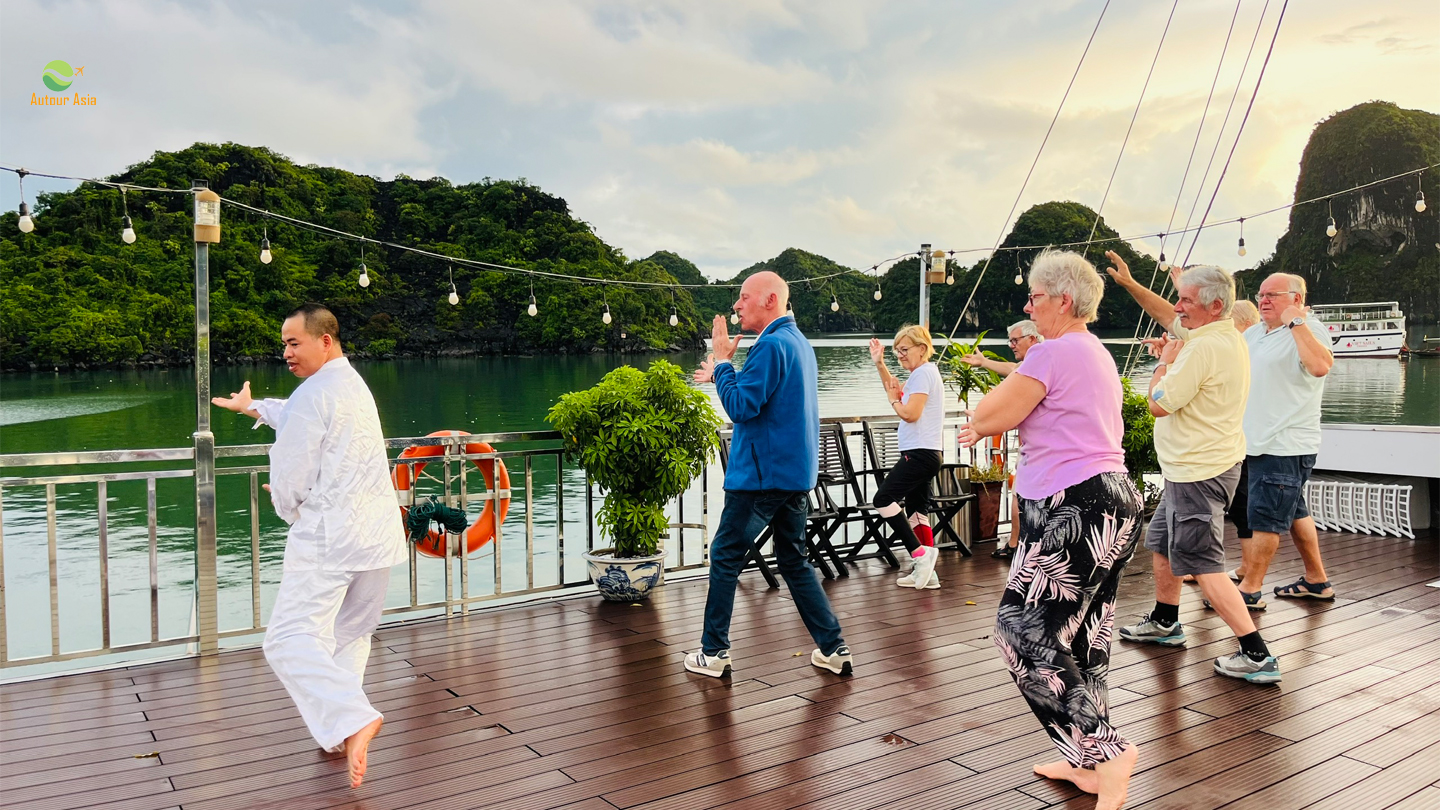 Beleef een onvergetelijke cruise in de baai van Ha Long met Autour Asia!