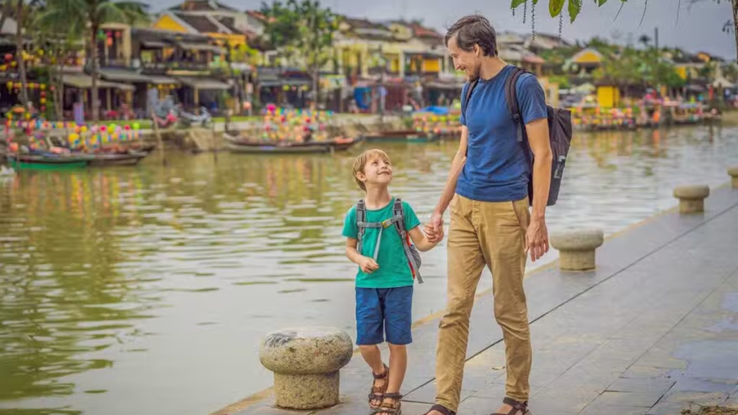 Tussen oude huizen en lantaarns in de oude binnenstad van Hoi An