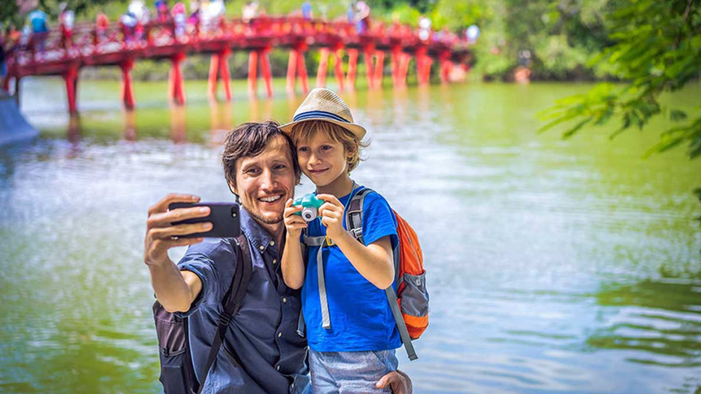 Een gezinswandeling rond het Hoan Kiem-meer in Hanoi