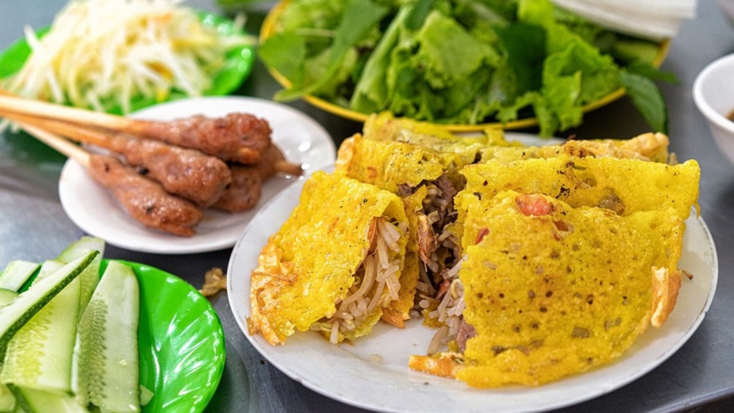 Banh xeo is een absolute aanrader voor reizigers die de authentieke smaken van Hanoi willen ontdekken