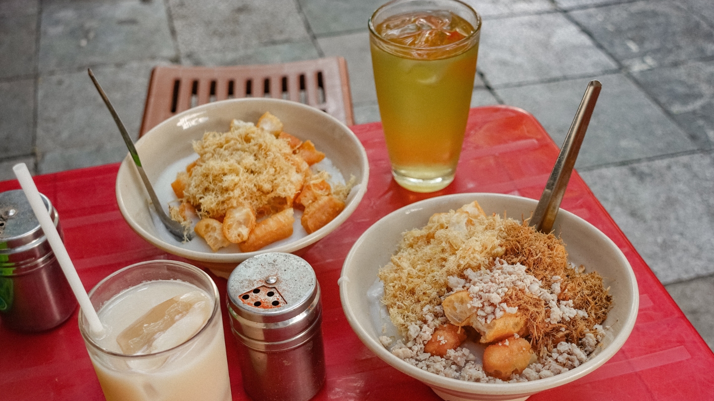 Wat eten in Hanoi tijdens de winter? Een dampende kom cháo sườn  is altijd een uitstekende keuze.