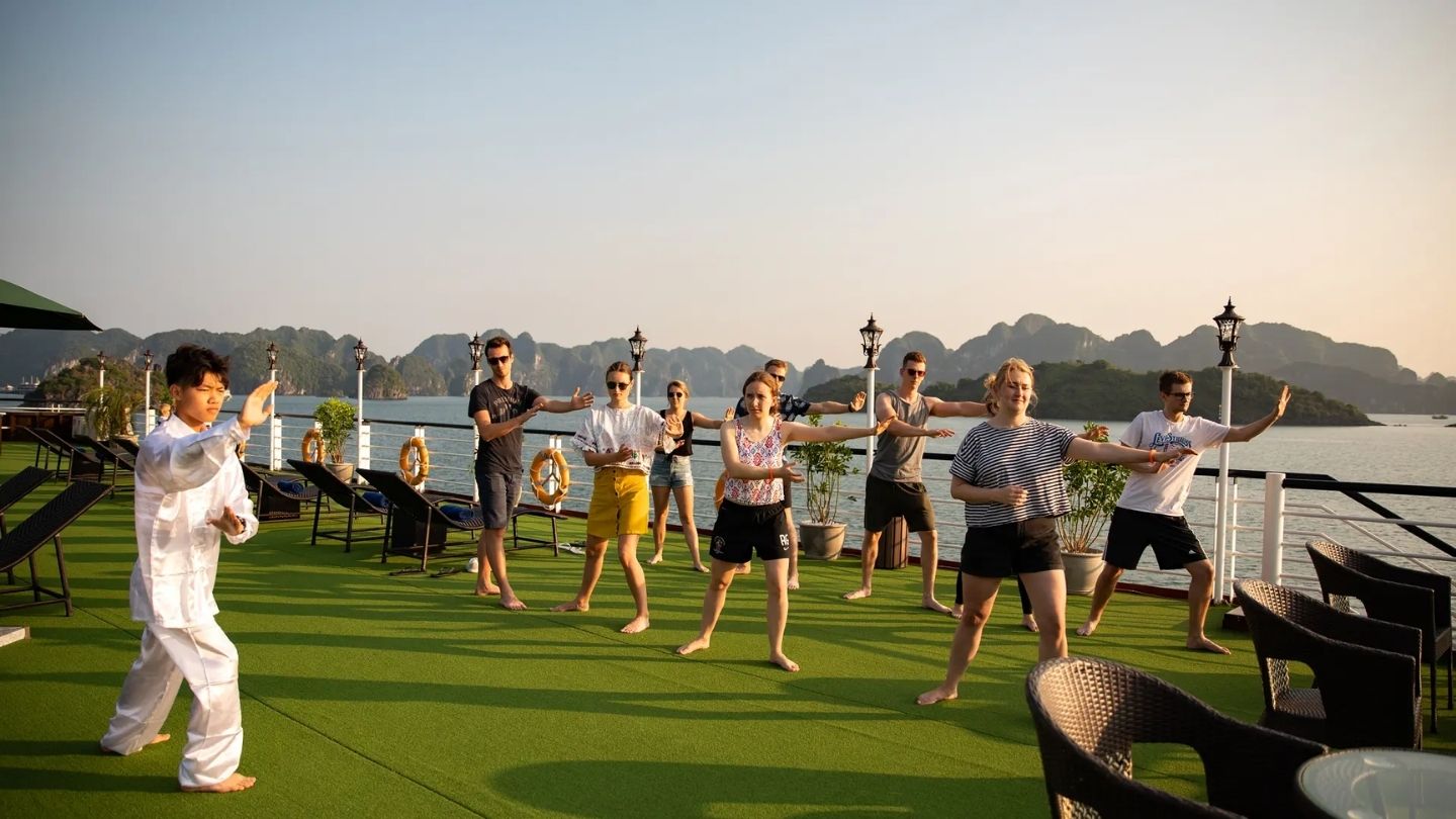Ochtend Tai Chi tijdens een cruise - Wat te doen in Vietnam?