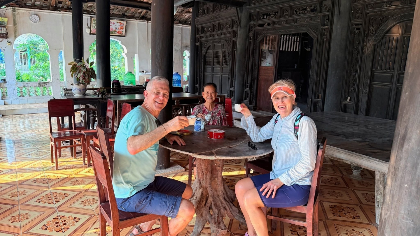 Wat kun je doen tijdens een overnachting in een homestay in Vietnam? In gesprek gaan met de lokale bevolking!