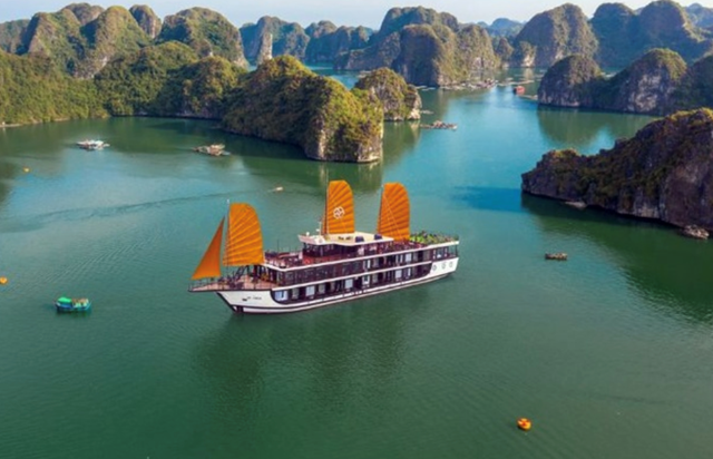 Jonk voor een cruise in Halongbaai