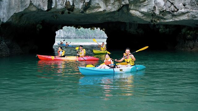 Kayak nella baia di Halong